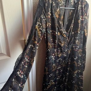 Maxi dress with lace sleeves